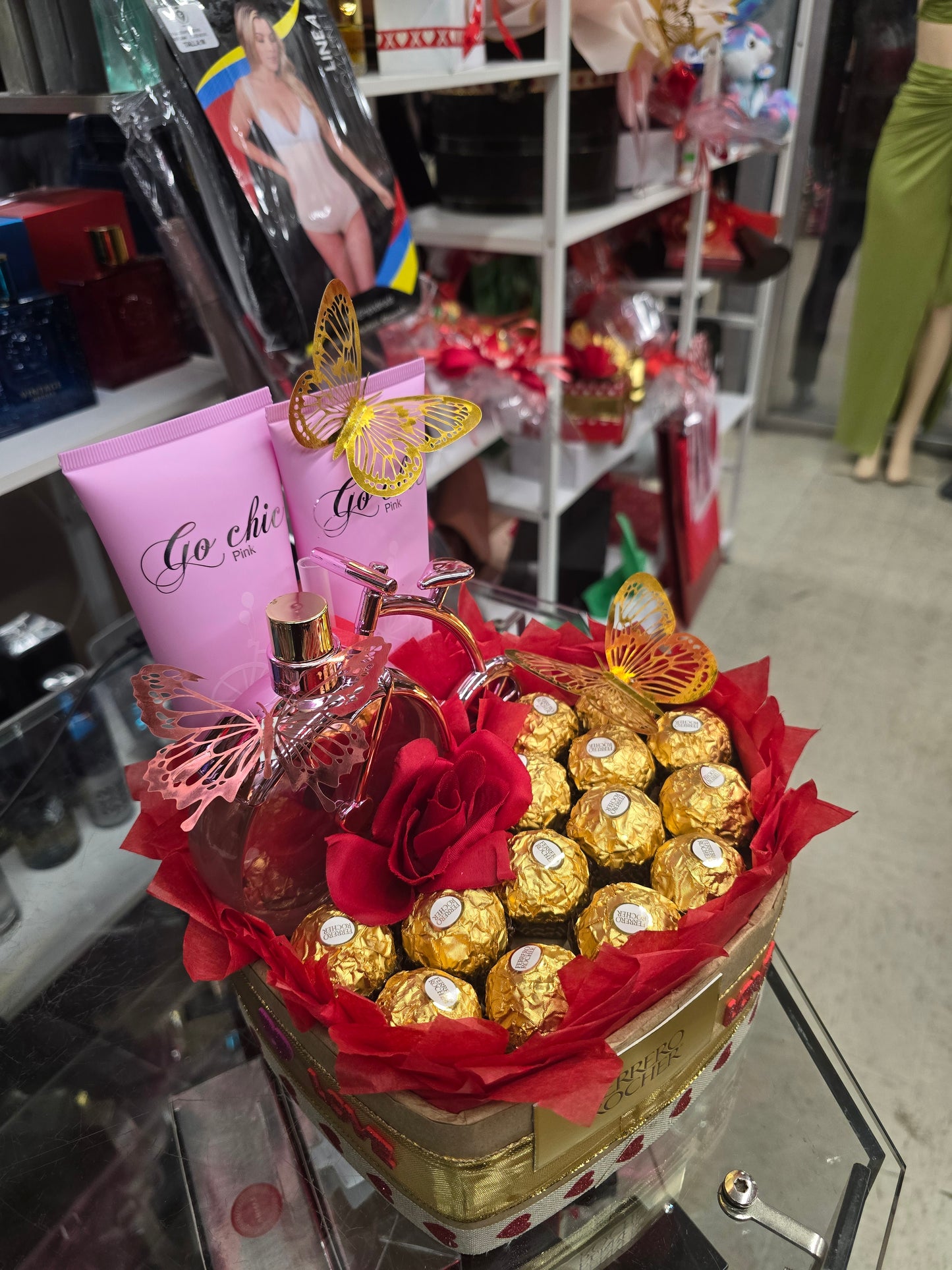 VALENTINE PERSONALIZED HEART BOX W/FERFUME AND FERRERO ROCHER CHOCOLATE